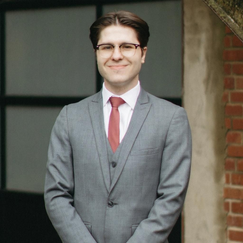 Elliot Warren Headshot.jpg