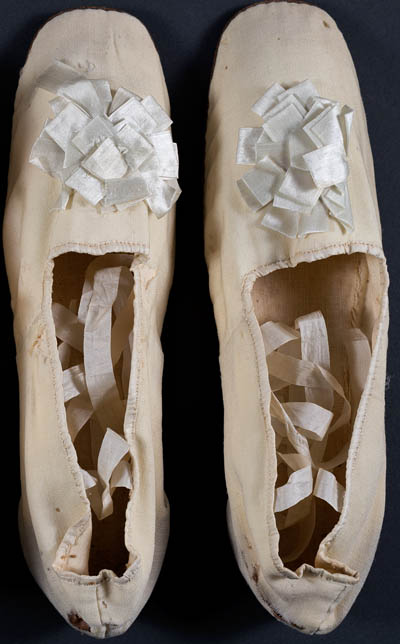 Wedding shoes belonging to Elizabeth Dennison Superfine wool, leather, linen lining, satin binding and ribbon, and silk rosette