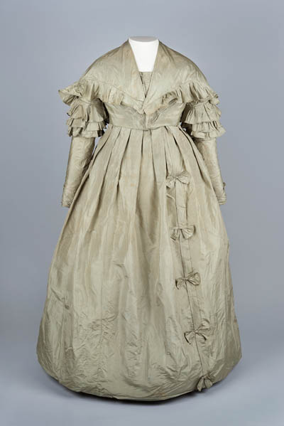 Dress and pelerine cape Silk, silk thread, metal hooks and eyes