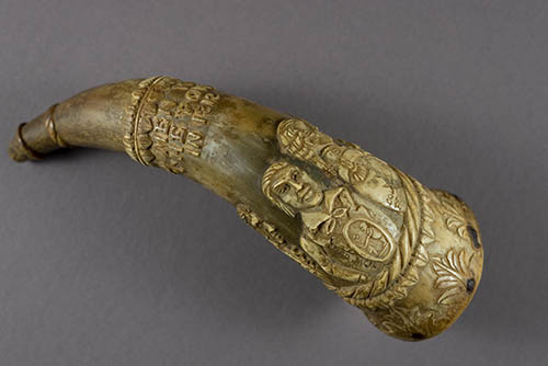 Powder horn Cow or ox horn, wood